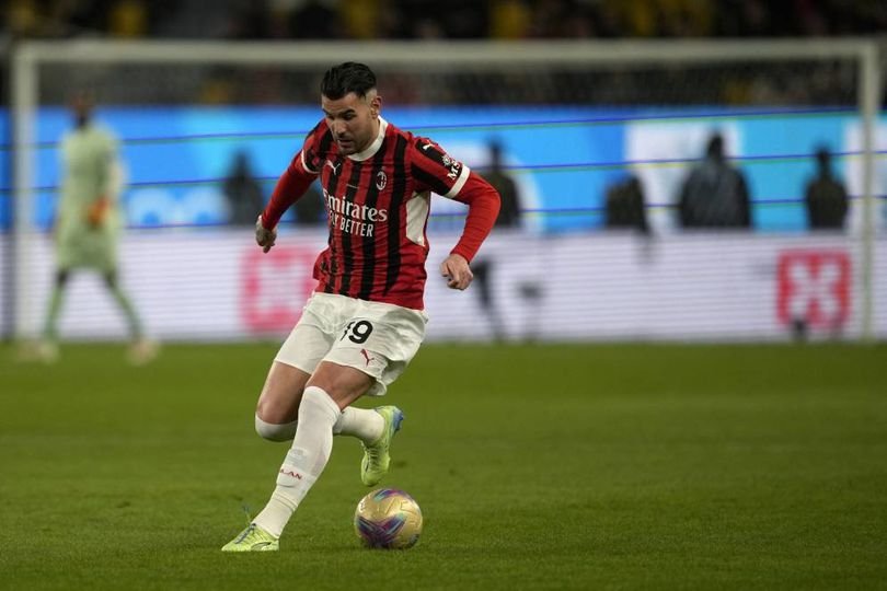 Rumor Ketertarikan Como Pada Bek AC Milan Theo Hernandez Bukan Berita Hoax?