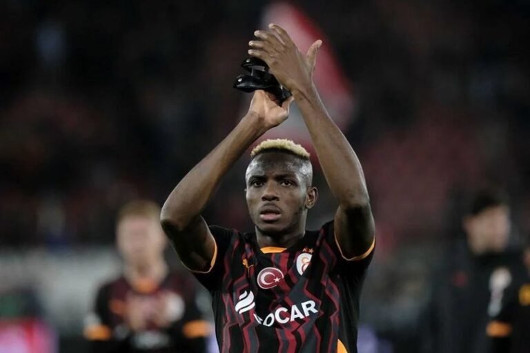 Gak Usah Coba-coba, MU Diminta Datangkan Striker Teruji Seperti Victor Osimhen