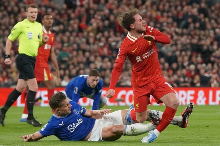Arne Slot Soal Kontroversi Tekel Keras Tarkowski: Kesalahan Wasit Tak Bisa Dihindari