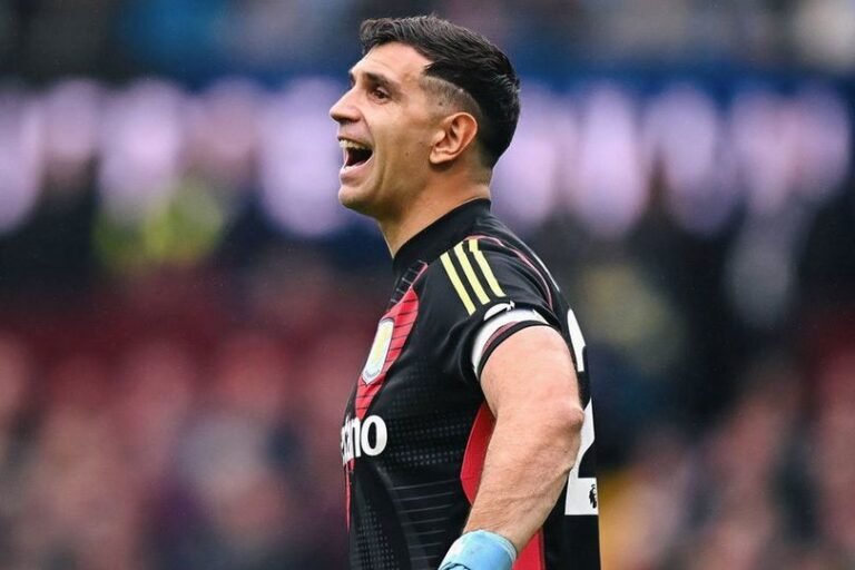 Bukan Sekedar Gosip, MU Mulai Bermanuver untuk Transfer Emiliano Martinez